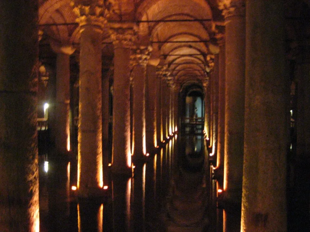 Cisterna Basílica (Yerebatan Sarnıçı) — el palacio hundido