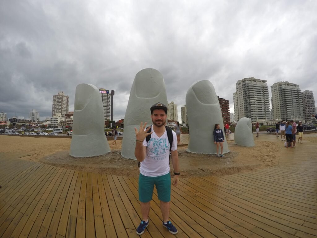 La Mano de Punta del Este, Uruguay
