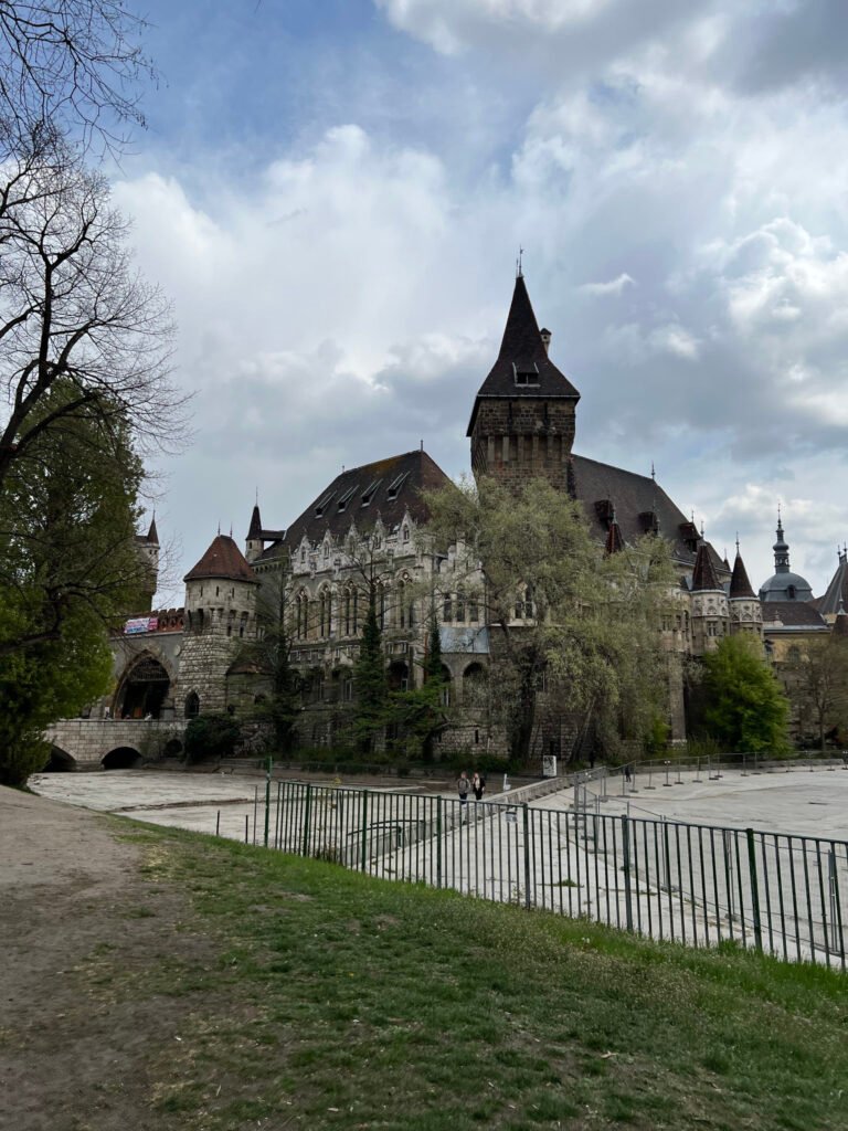 Castillo de Vajdahunyad, ubicado en el Parque de la Ciudad de Budapest, Hungría