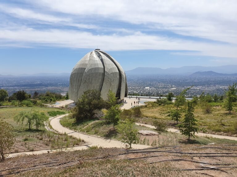 Lee más sobre el artículo Cómo ir al Templo Bahá’í de Santiago: guía completa 2025