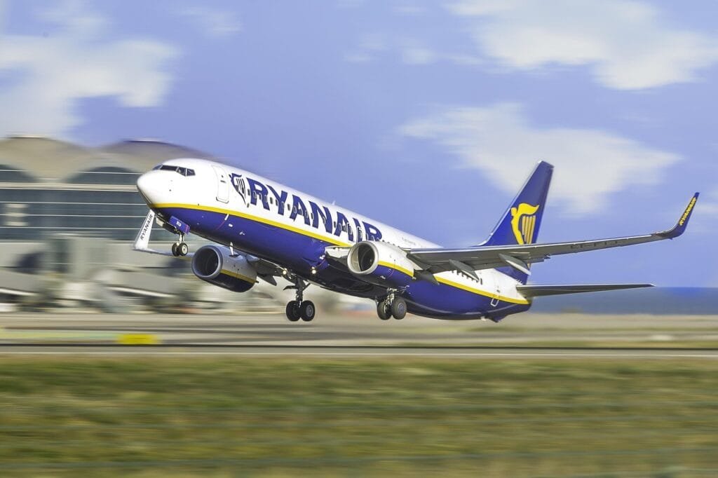 the plane, ryanair, line, the airline, boeing, flight, airport, travels, transport, fly, nature, passengers, wing, sky, holiday, departure, lodowanie, figure, palm, planes, air, belt, starting, a320, aircraft, military, Ryanair Encontrar vuelos baratos