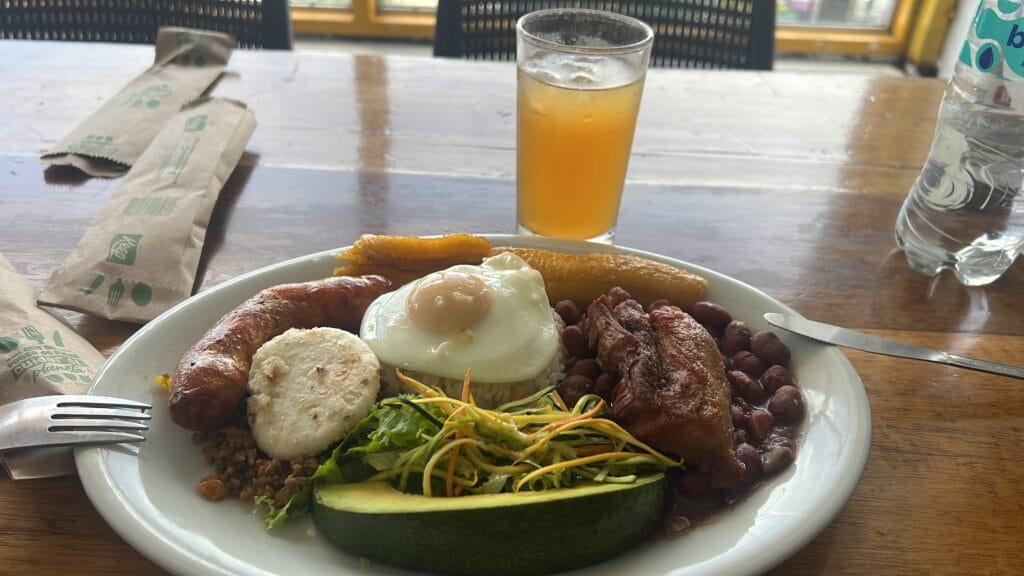 Gastronomía típica bandeja paisa Medellín Colombia