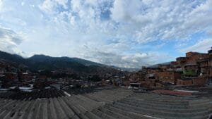 Lee más sobre el artículo ¿Es peligroso visitar la Comuna 13 de Medellín? Lo que nadie te dice