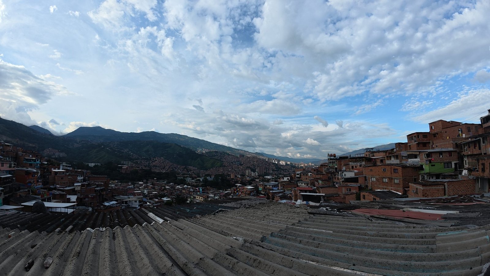 En este momento estás viendo ¿Es peligroso visitar la Comuna 13 de Medellín? Lo que nadie te dice