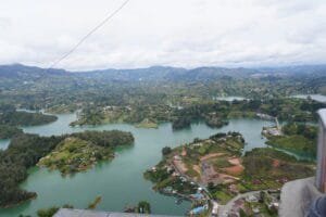 Lee más sobre el artículo Como ir a Guatapé en un día (itinerario + costos)