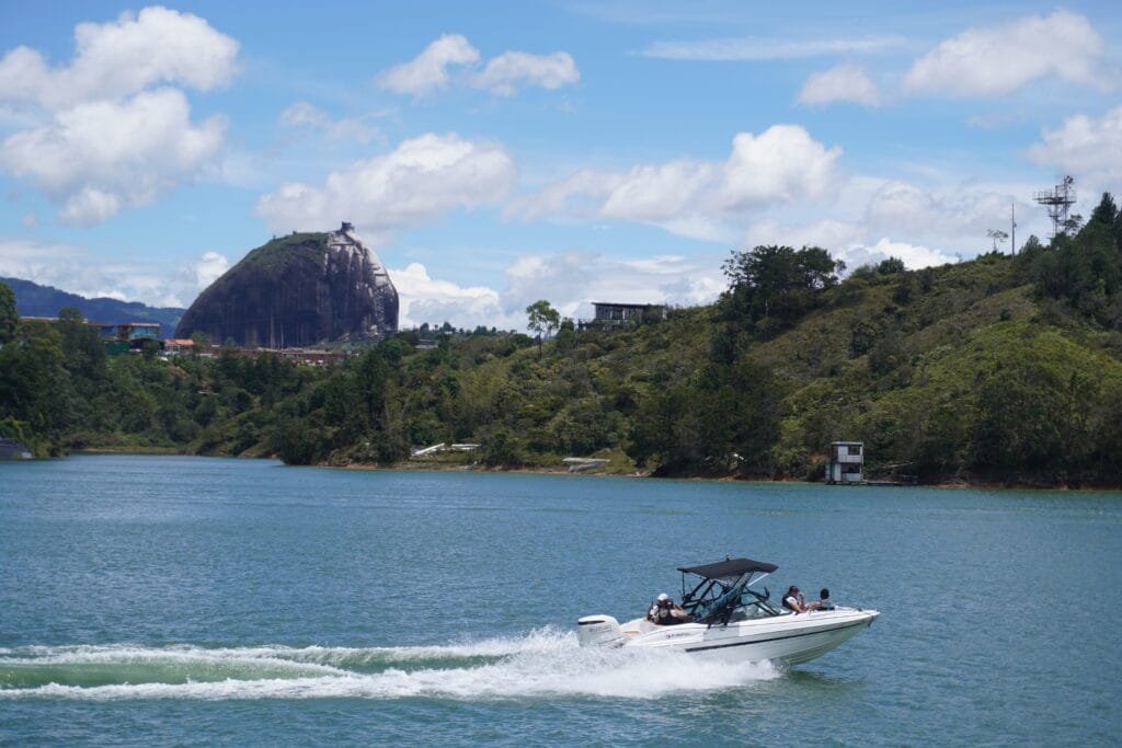 Paseo en barco por embalse Guatapé precios y horarios