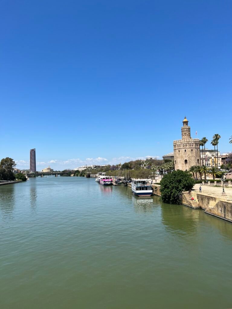 Torre del Oro junto al Guadalquivir al atardecer — alt: “Torre del Oro Sevilla”