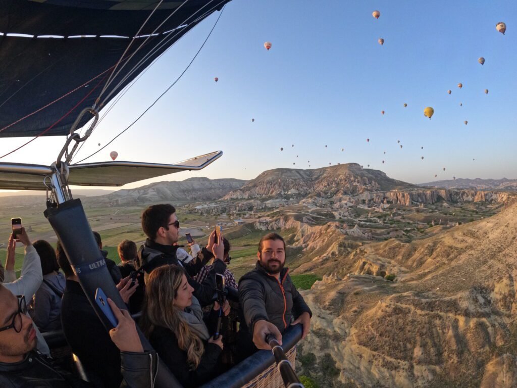 Vista aérea de globos volando al amanecer