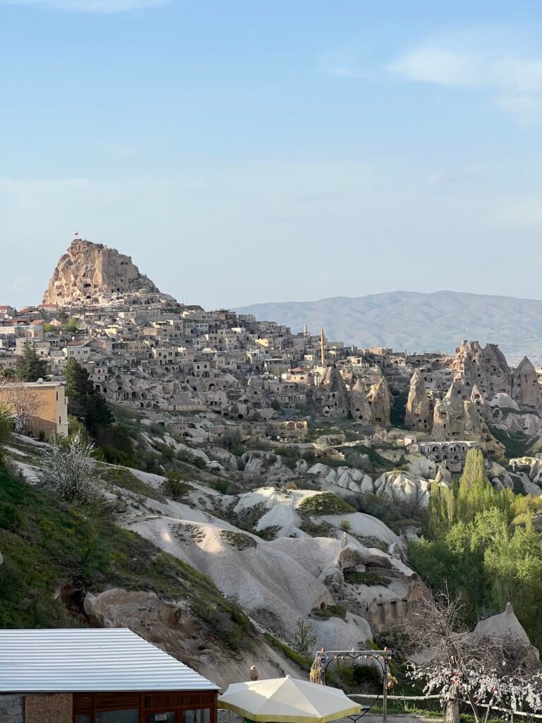 pueblo de Uçhisar en la región de Capadocia, Turquía,