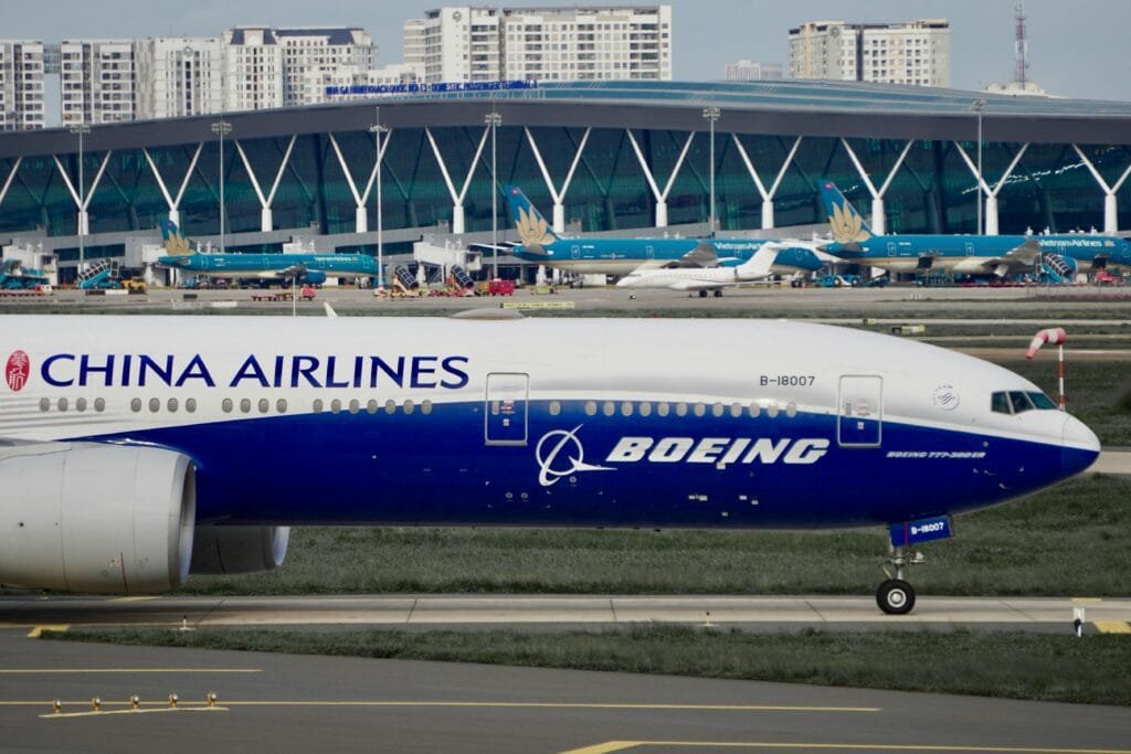 Close-up of a Boeing 777 by China Airlines taxiing at an airport terminal.Vuelo Shanghai Beijing aerolíneas China comparación