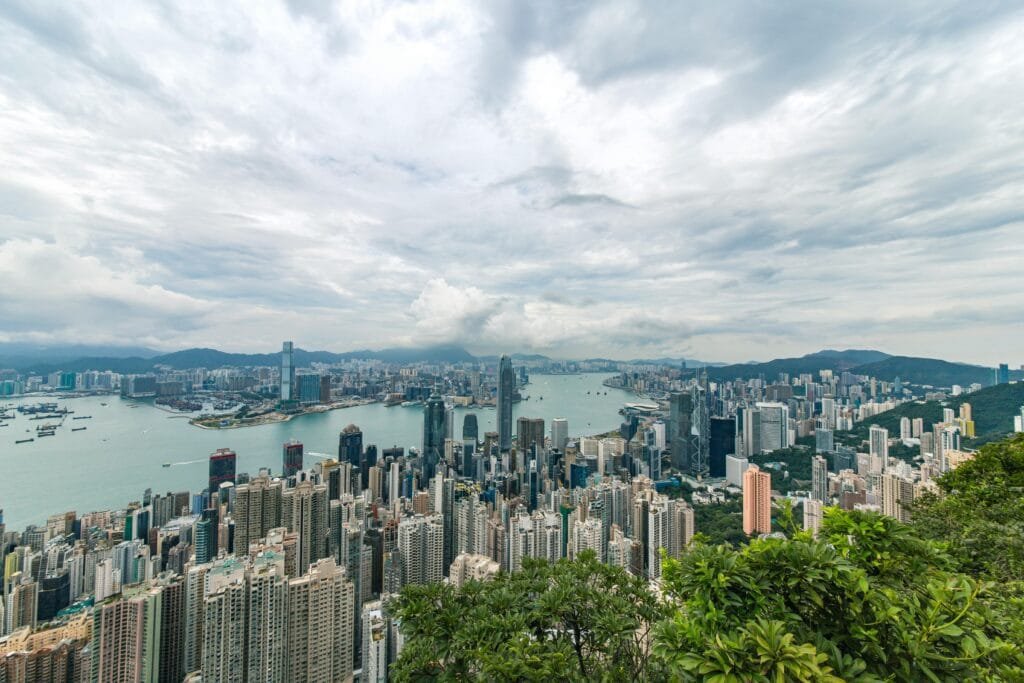 A breathtaking aerial panorama of Hong Kong's iconic skyline with towering skyscrapers and Victoria Harbour.Hong Kong skyline – Vista de Hong Kong Victoria Harbour