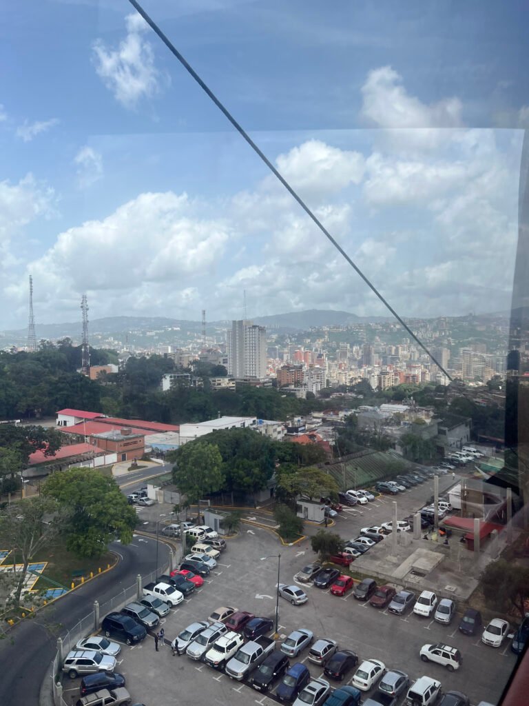 Vista panorámica desde la cima del teleférico Warairarepano mostrando Caracas y el mar Caribe al fondo