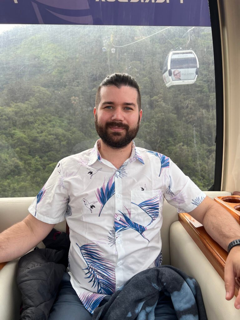 Interior de la cabina VIP del teleférico de Caracas con vista al cerro Ávila durante el ascenso