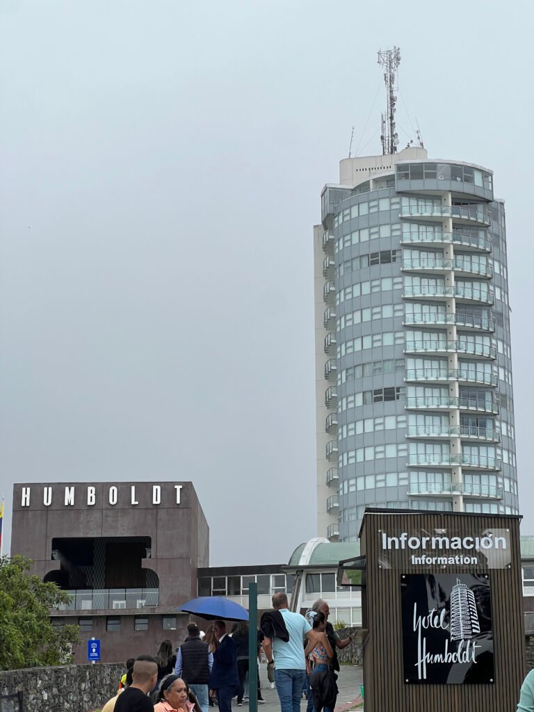 Bulevar del complejo turístico del teleférico de Caracas con el Hotel Humboldt al fondo sobre el cerro Ávila