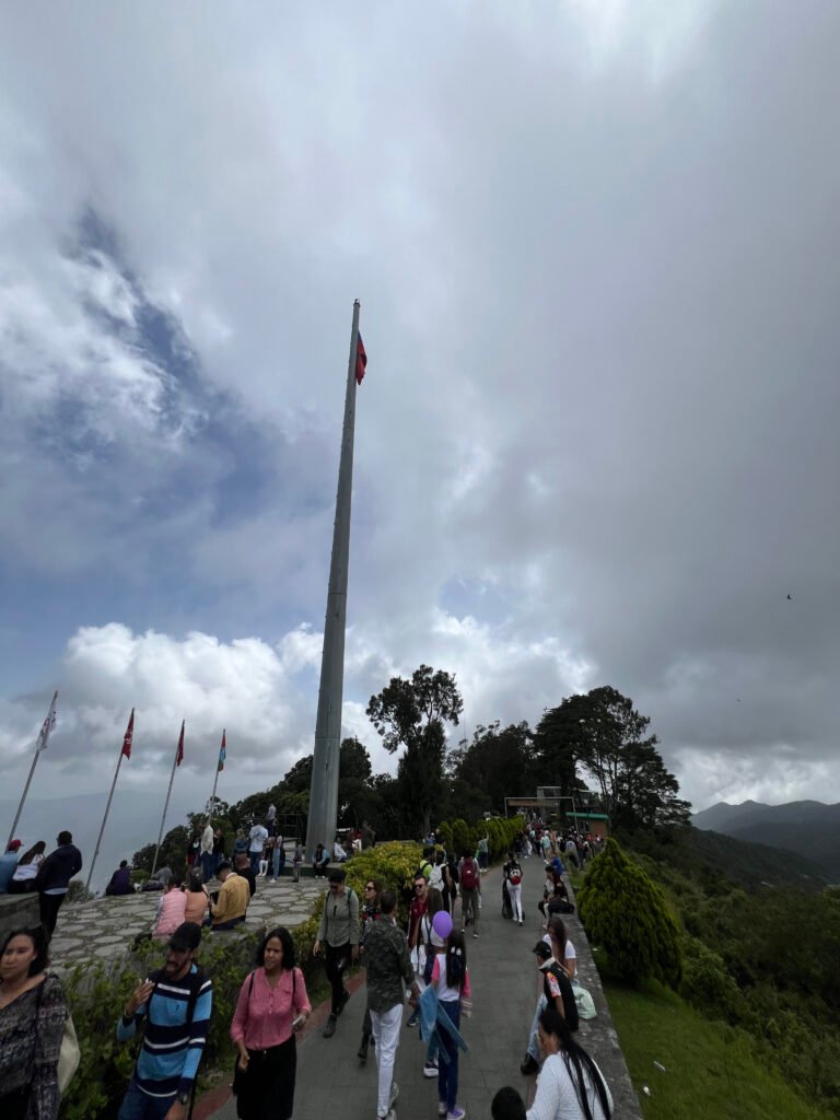 Bulevar del complejo turístico del teleférico de Caracas con el Hotel Humboldt al fondo sobre el cerro Ávila