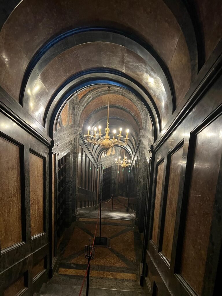 Pasillos del Interior del Monasterio del Escorial, Madrid, España 