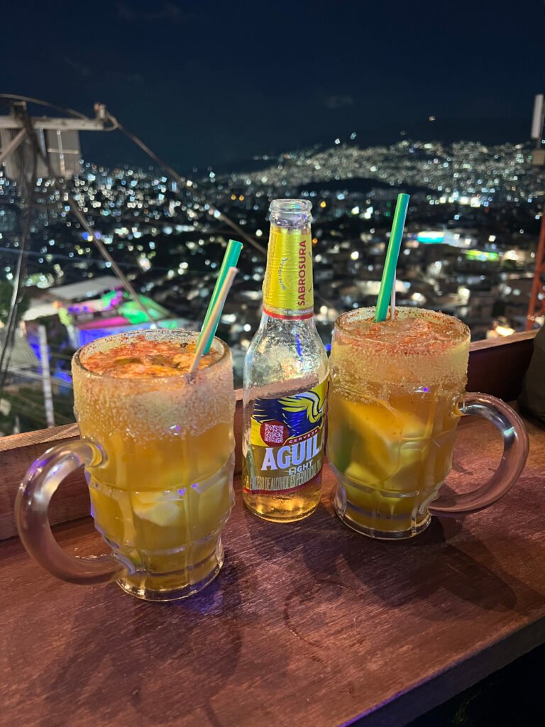 Vista de noche, en la comuna 13, de Medellin, Colombia