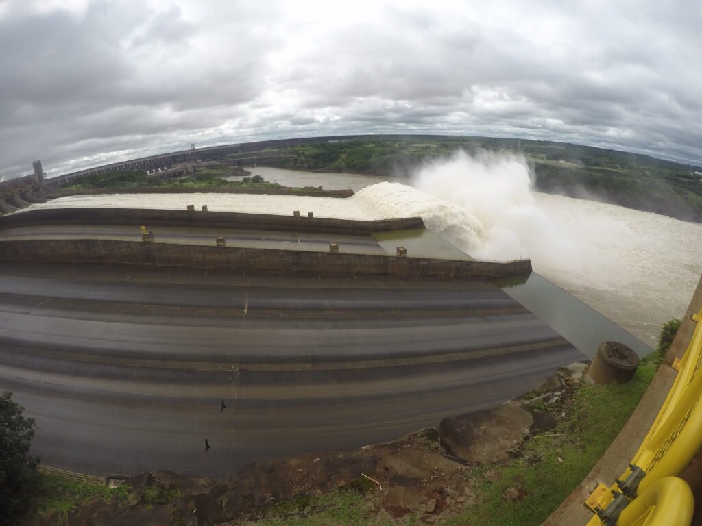 Represa de Itaipu, Paraguay, una de las mas grandes del mundo 
