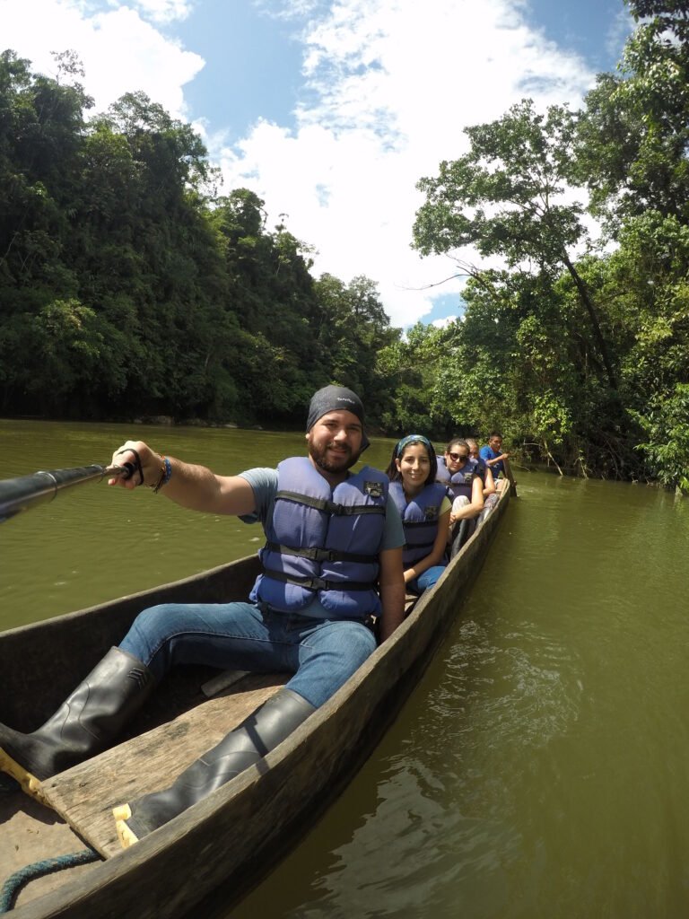 Navegando por el rio, via a Puyo, Ecuador