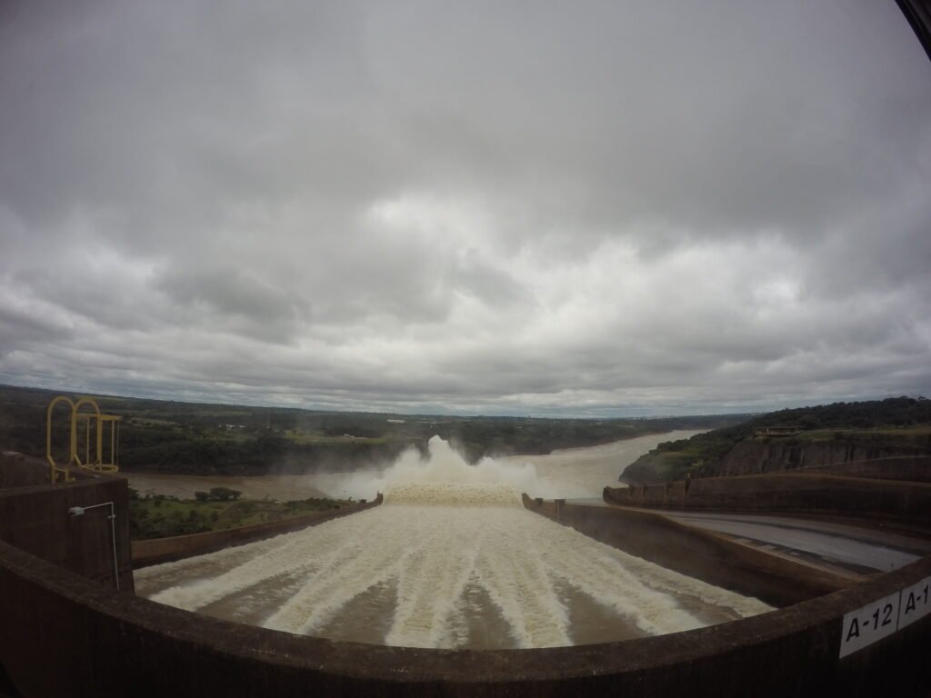 La Represa de Itaipú es una enorme central hidroeléctrica situada en el río Paraná