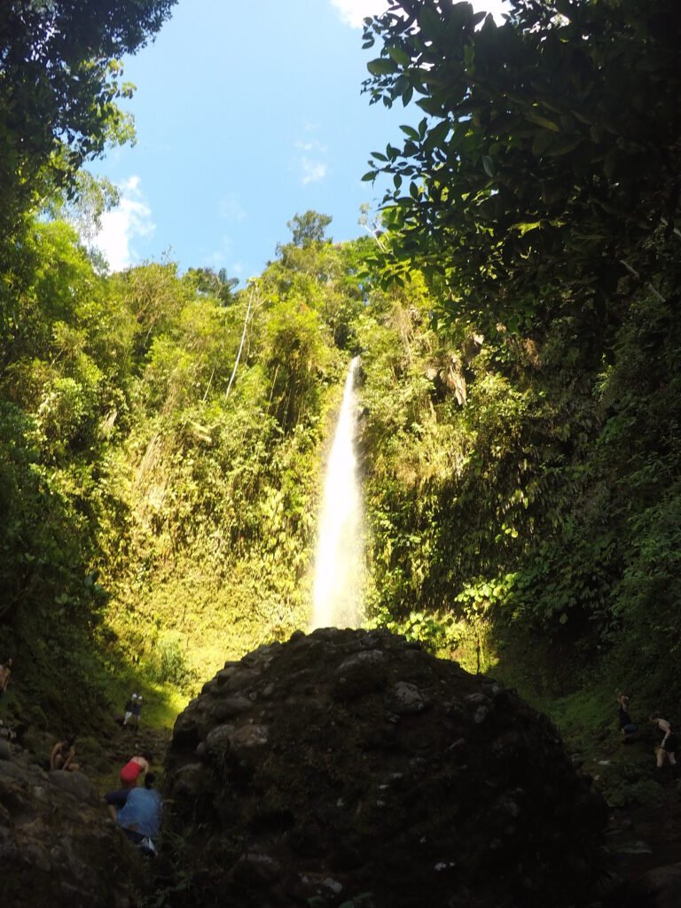 Cascada Hola Vida en la provincia de Pastaza, Ecuador