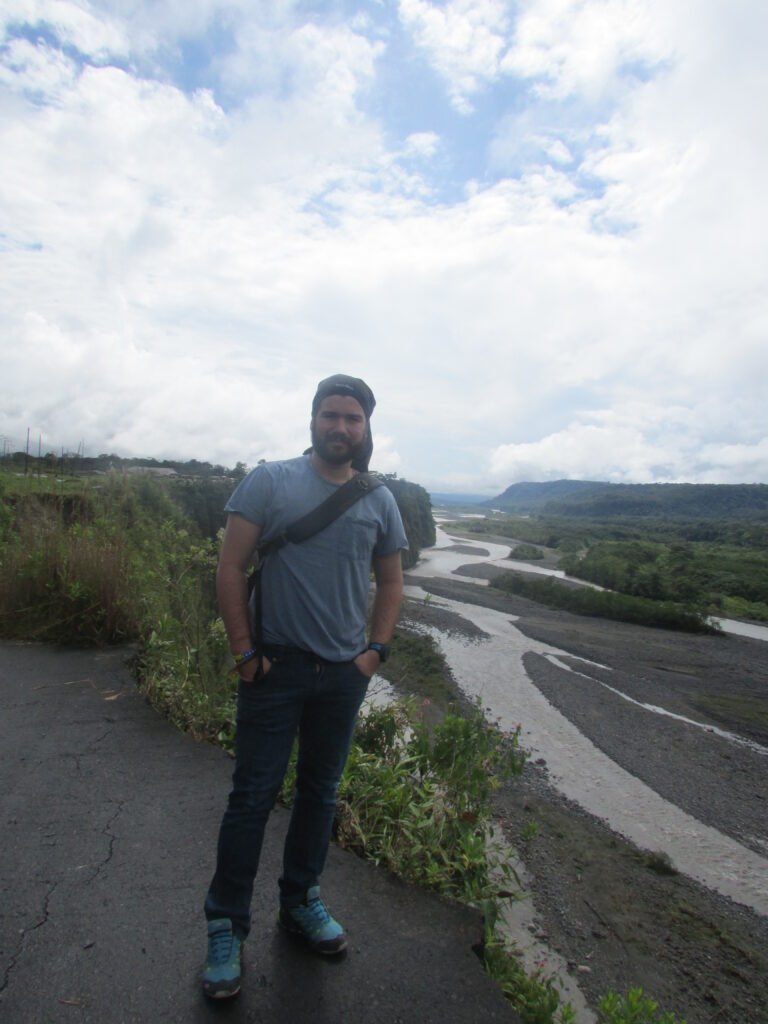 Carretera via a el rio que lleva a Puyo, Ecuador