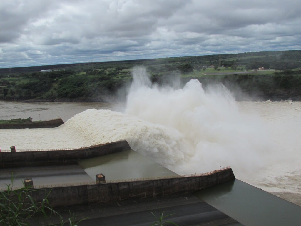 Liberacion de exceso de agua en la represa de Itaipu, Paraguay 