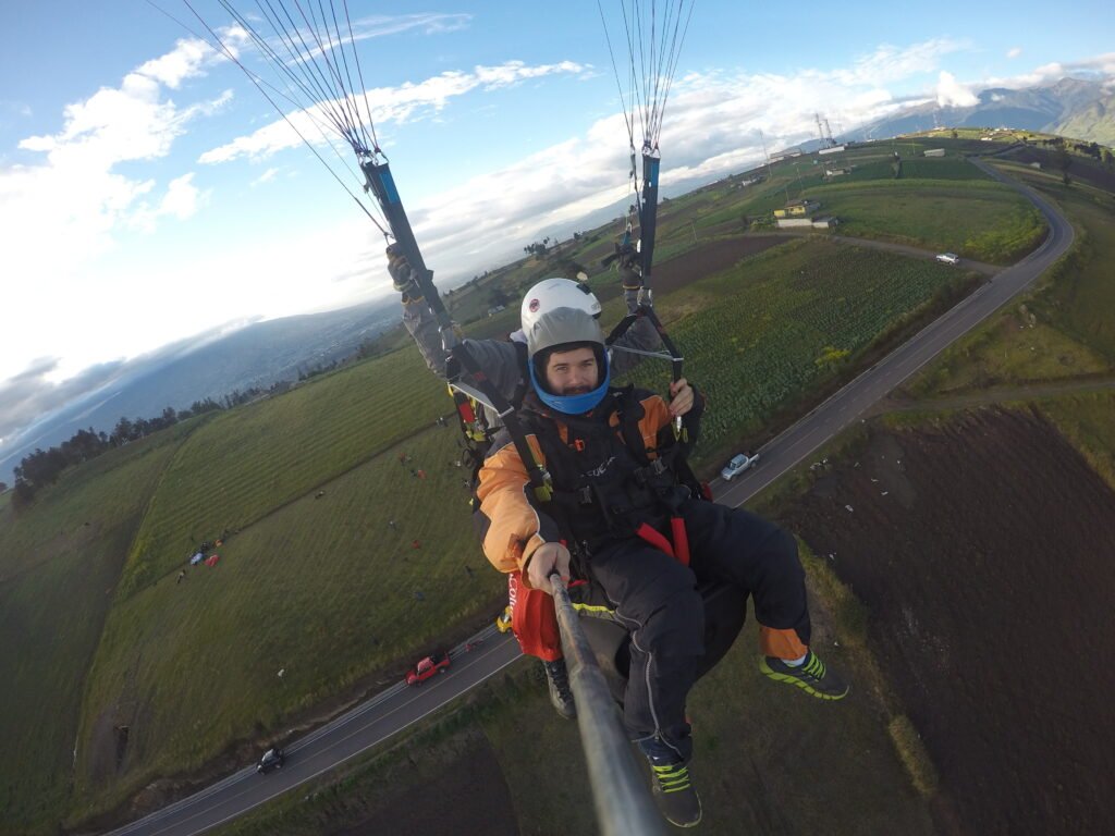 Paisaje del valle del cantón Pelileo visto desde el aire en parapente, Ecuador