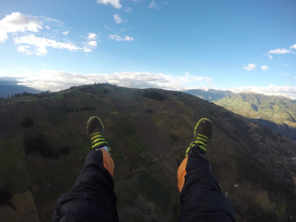Paisaje del valle del cantón Pelileo visto desde el aire en parapente, Ecuador