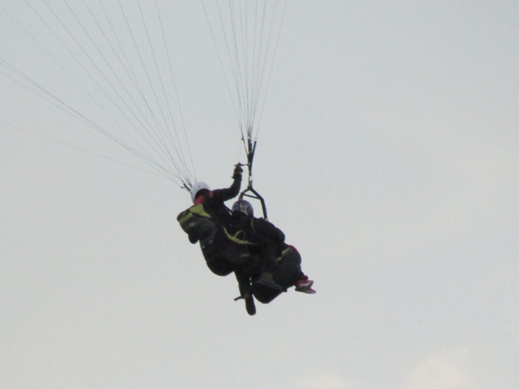 Aterrizando en parapente en Baños, ecuador