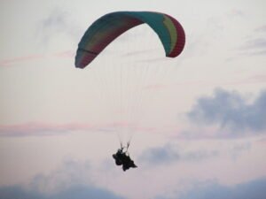 Lee más sobre el artículo ¿Cuánto cuesta volar en parapente en Baños Ecuador?