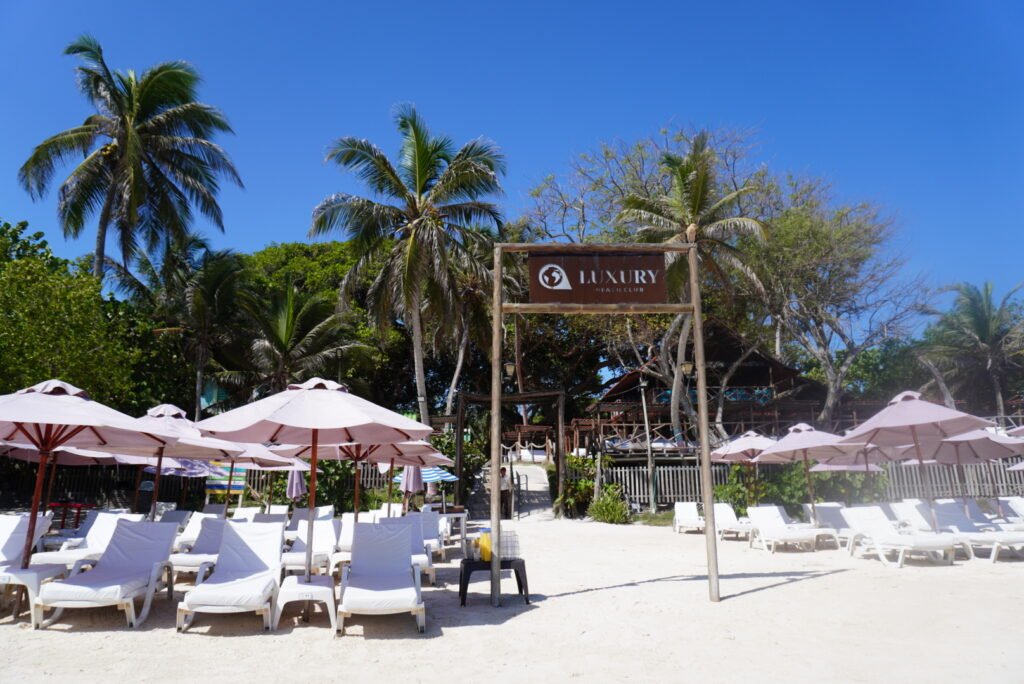 Luxury Beach Club en Isla Grande, Islas del Rosario, con sombrillas y agua cristalina, Tours en Cartagena