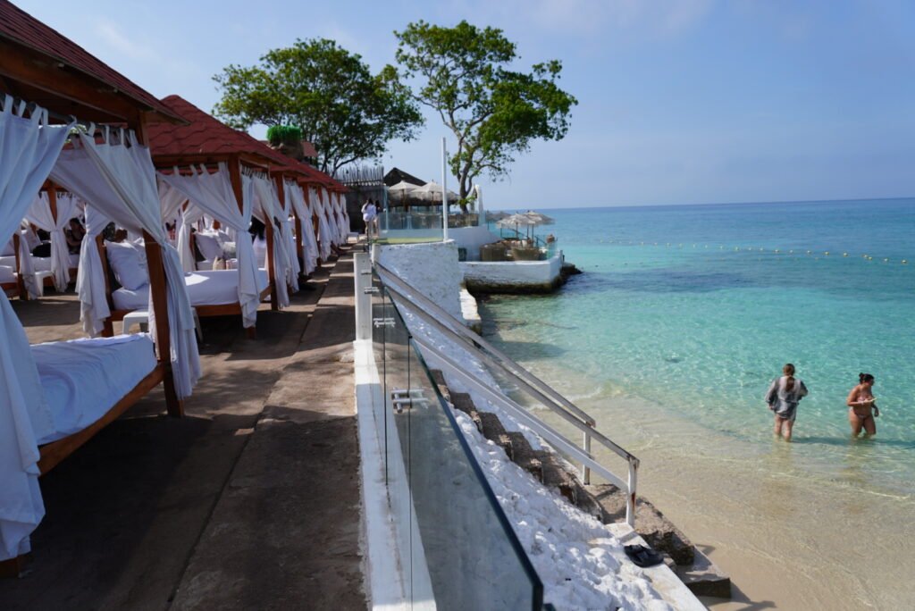 Camas de playa frente al mar turquesa en Bora Bora Beach Club, Islas del Rosario, Cartagena