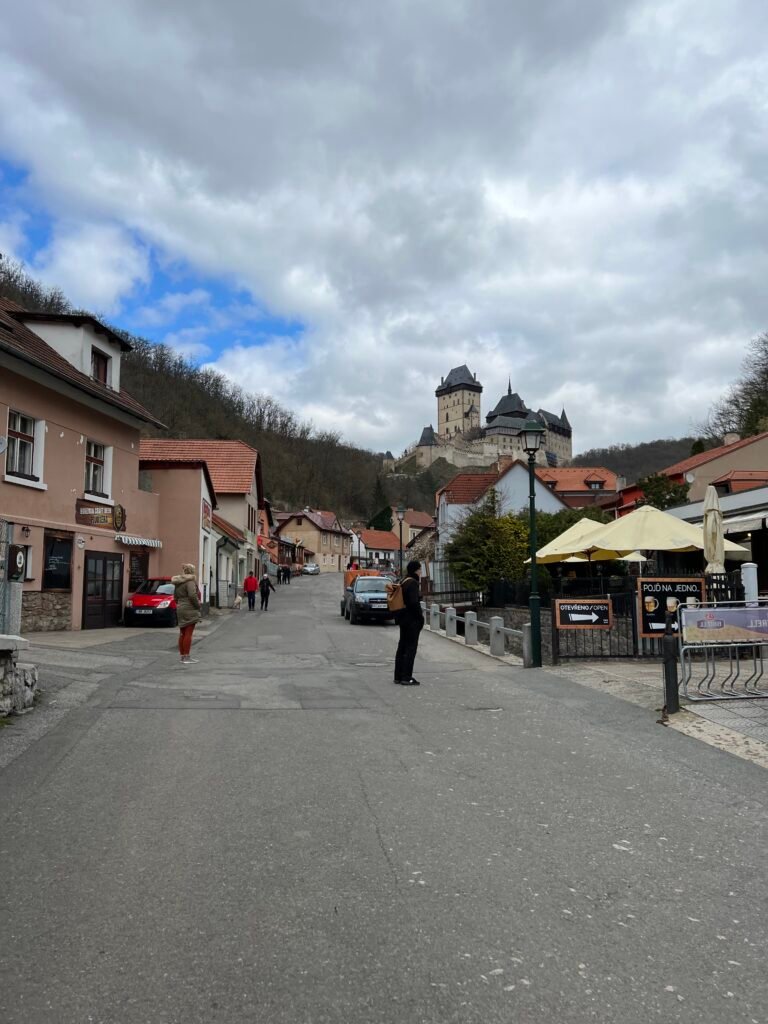 Calle principal del pueblo de Karlštejn con tiendas y restaurantes subiendo al castillo