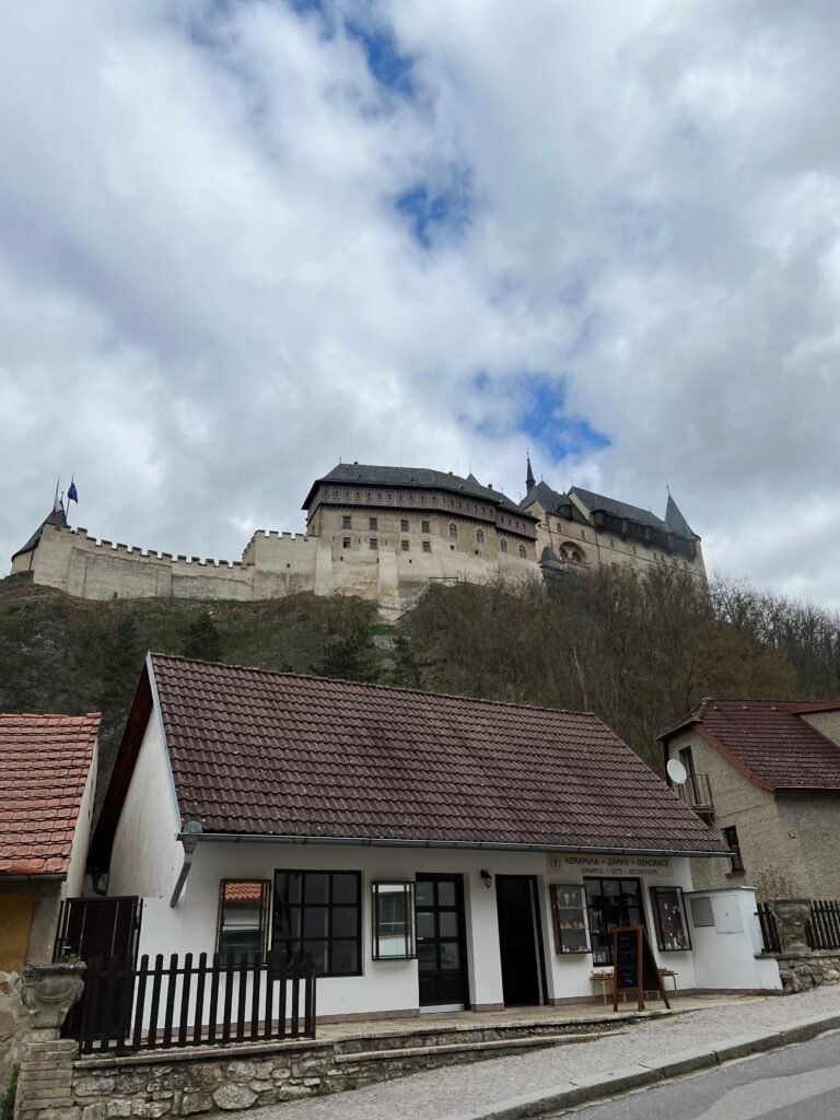 Calle principal del pueblo de Karlštejn con tiendas y restaurantes subiendo al castillo