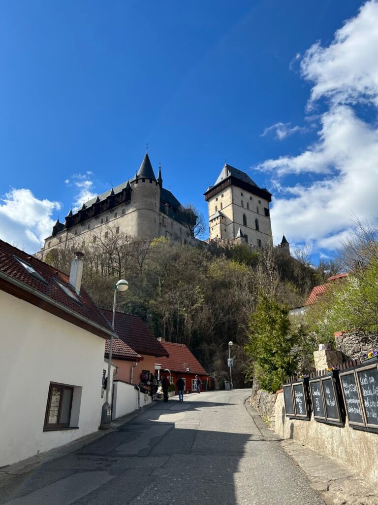 Castillo de Karlštejn sobre la colina desde el pueblo