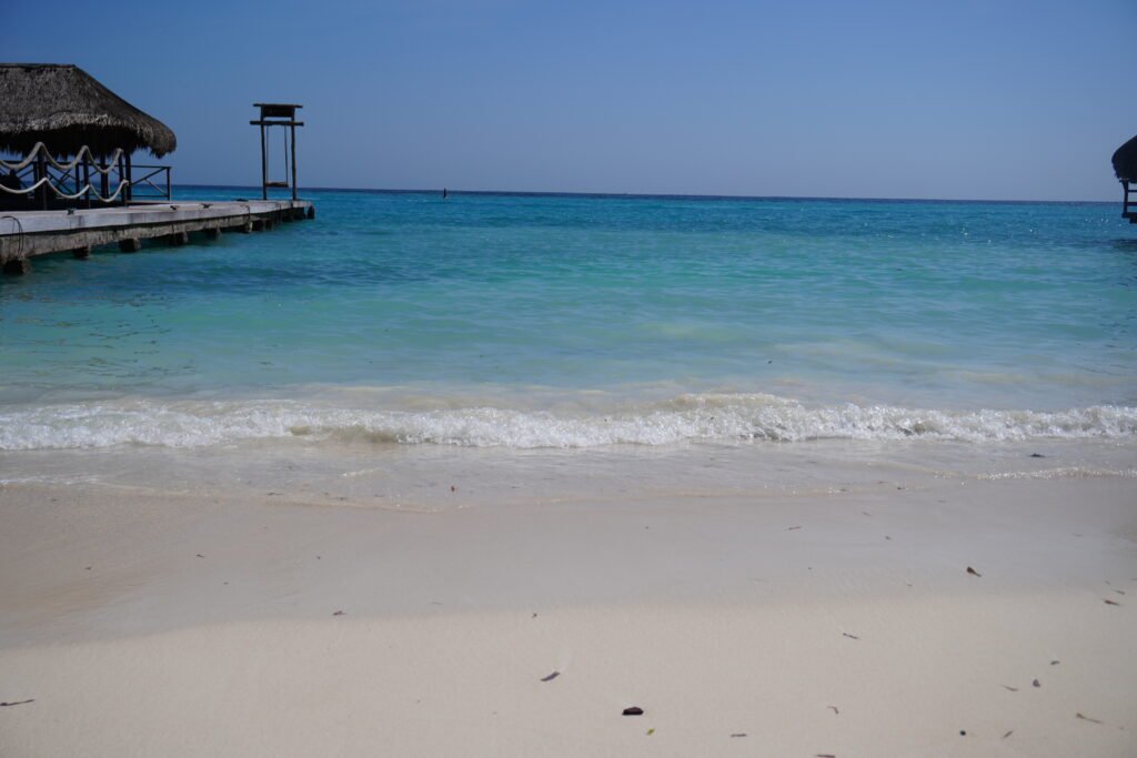 Luxury Beach Club en Isla Grande, Islas del Rosario, con sombrillas y agua cristalina