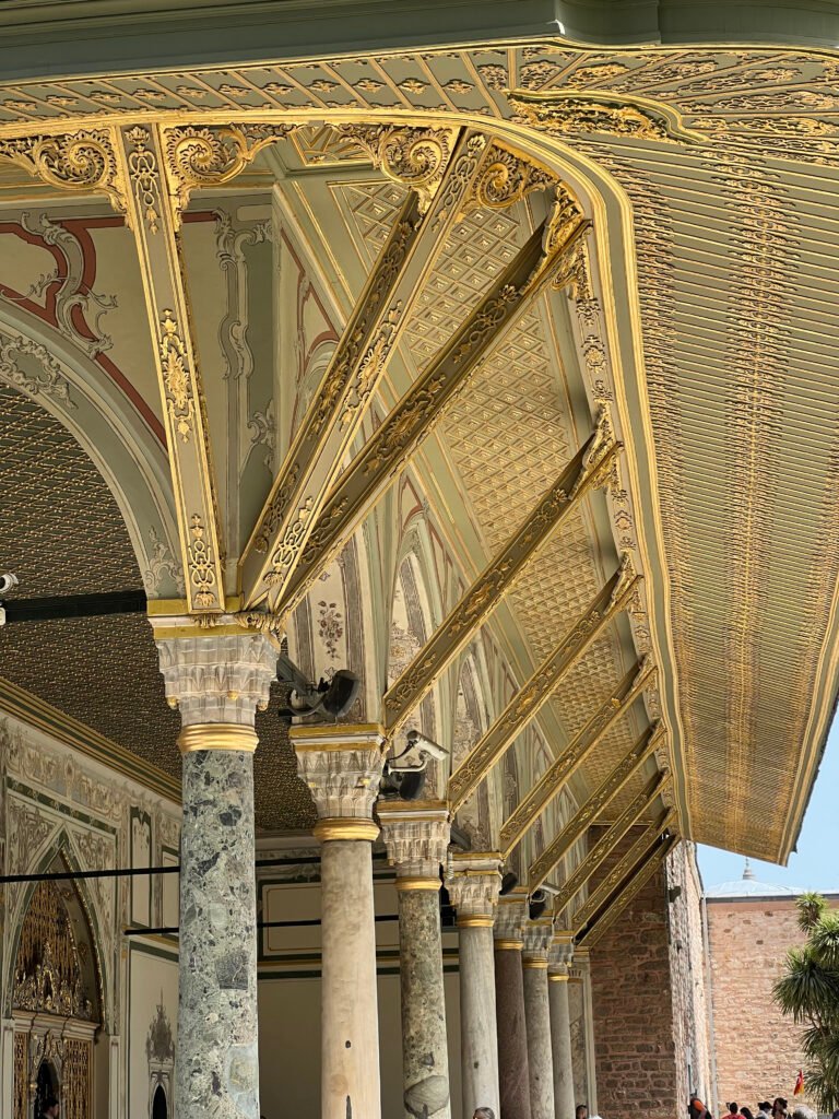 Pérgola dorada del Iftar en el Palacio Topkapi con vista al Cuerno de Oro