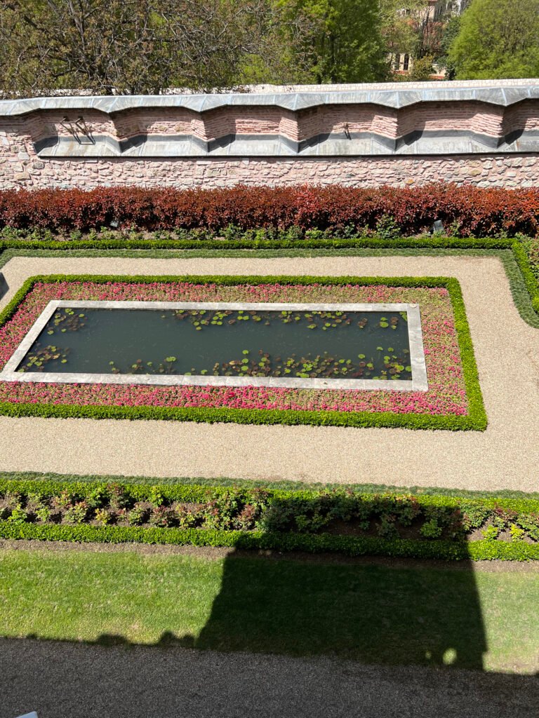 jardines ornamentales del Palacio de Topkapi en Estambul, Turquía.