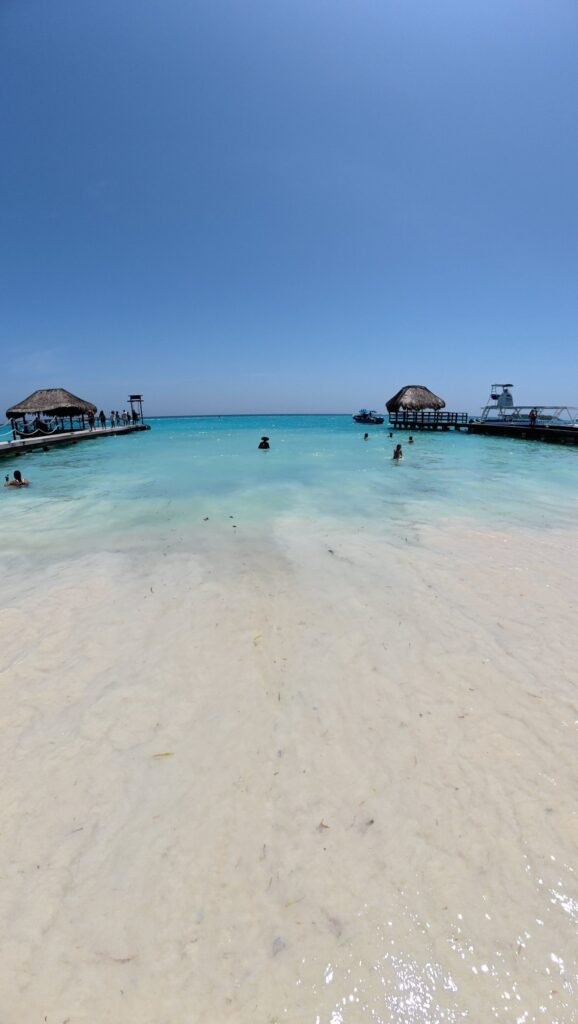 Luxury Beach Club en Isla Grande, Islas del Rosario, con sombrillas y agua cristalina